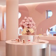 Glossier's Los Angeles store takes cues from Hollywood studios