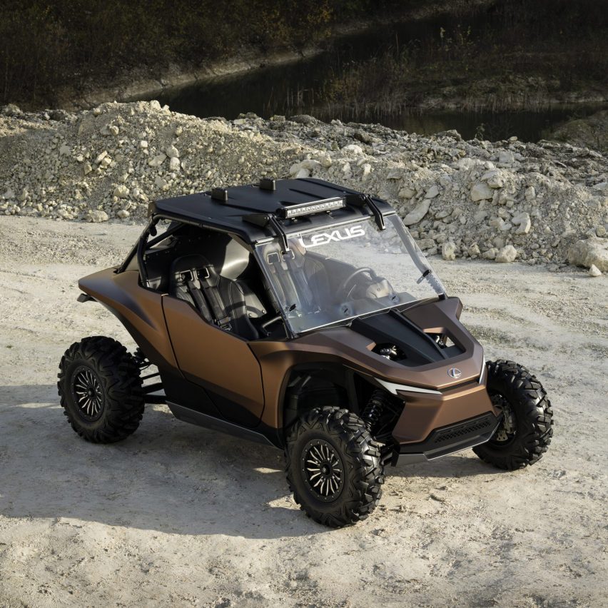 Konsep ROV bertenaga hidrogen Lexus seperti yang terlihat dari atas di jalan pasir