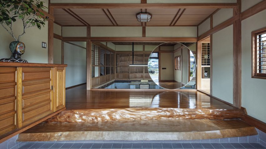 Entrance of Maruhiro office by DDAA Inc with wooden steps and circular mirror inside a shoji screen