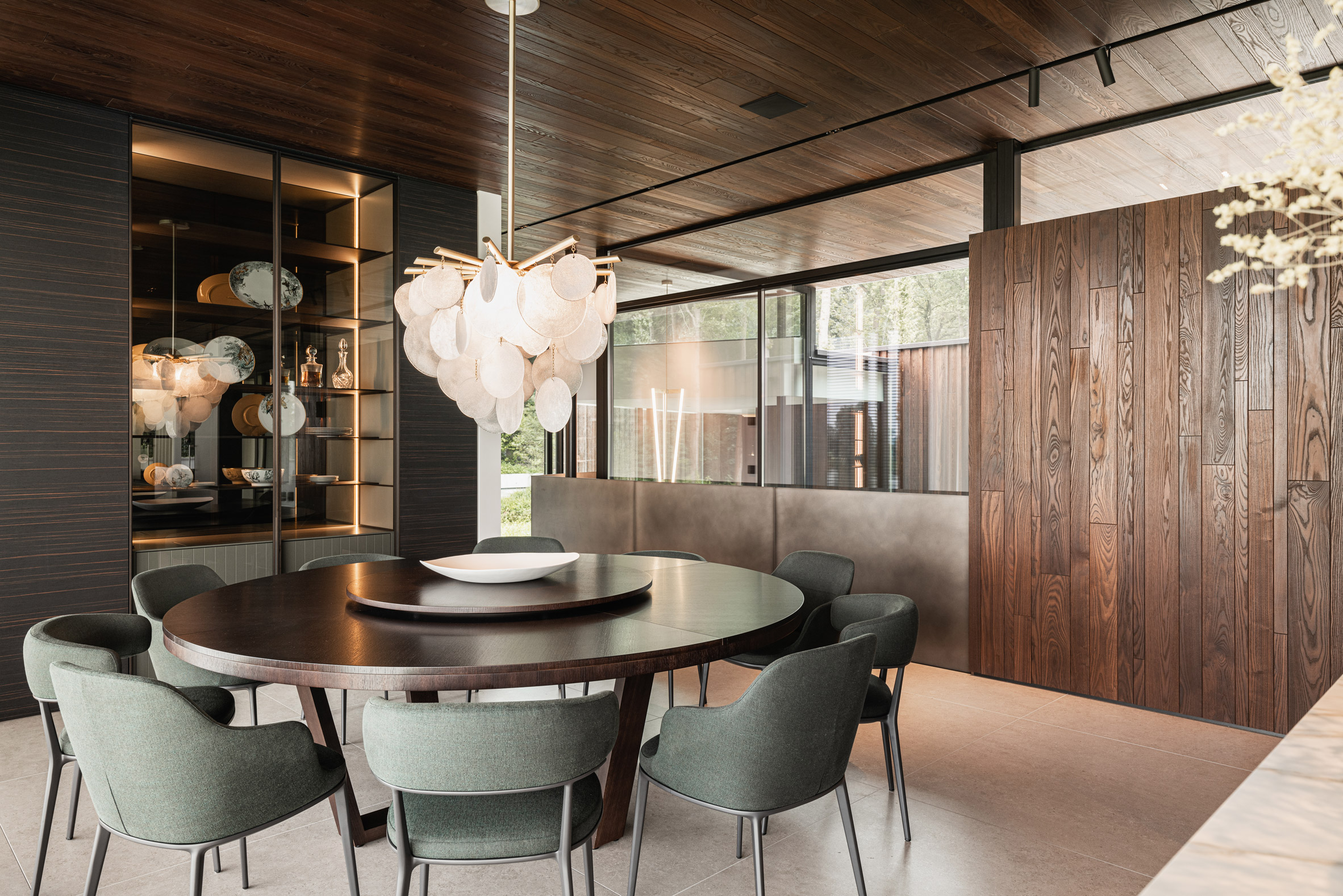 Kitchen and dining room of Modern House by the River by Maas Architecten