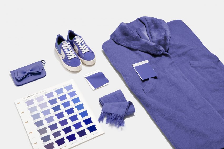 Pakaian dan sepatu olahraga dengan warna biru Very Peri