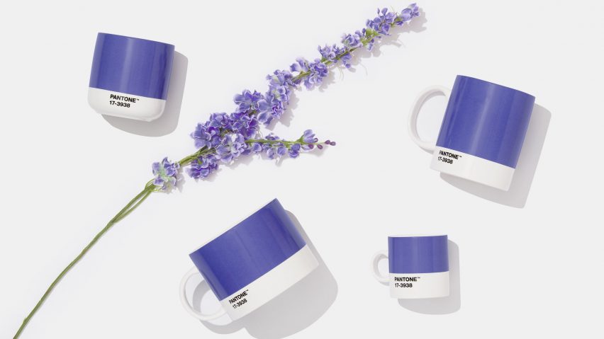 Mug dan lavender dalam warna Pantone tahun 2022
