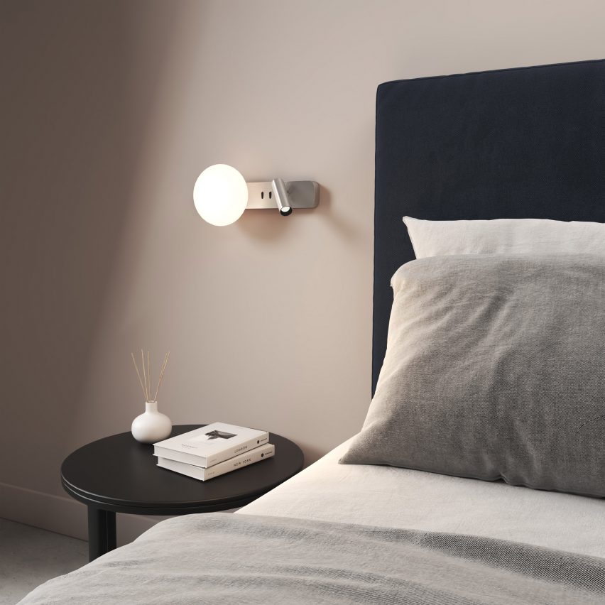 Foto lampu edit Reader berbentuk lingkaran, yang ditampilkan di Dezeen Showroom, dipasang di dinding di samping tempat tidur