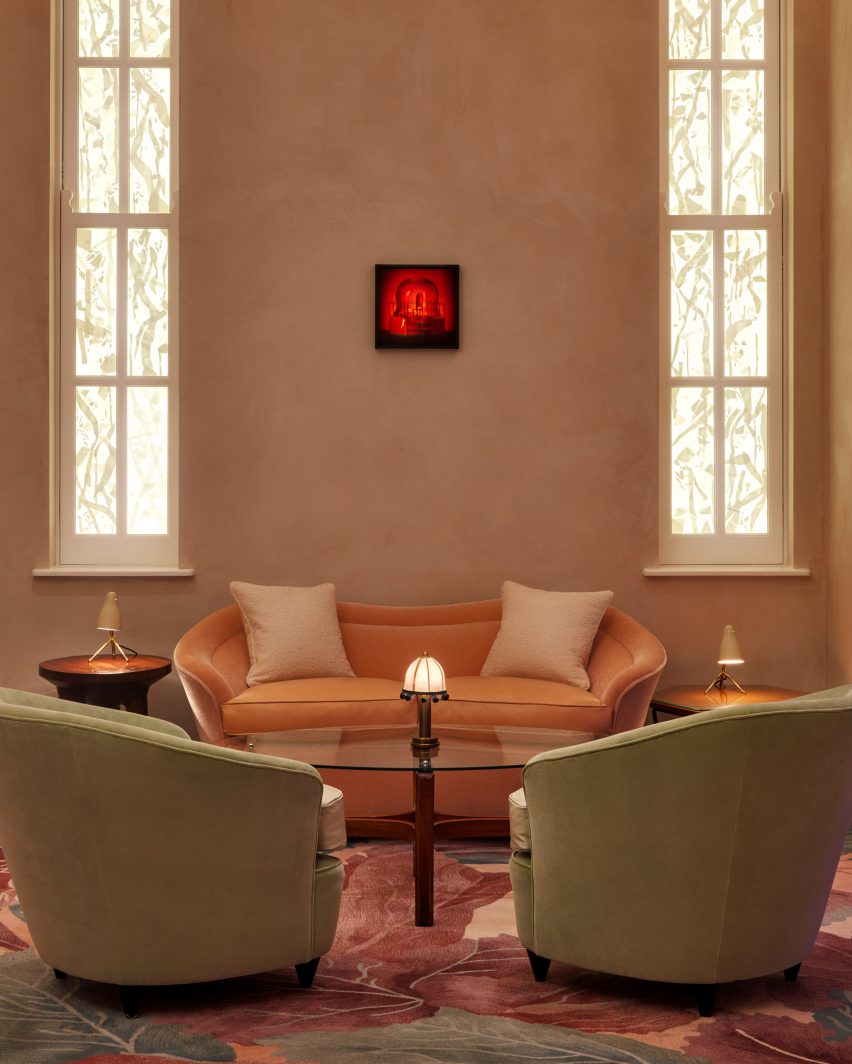 Area tempat duduk di bar The Red Room dengan karya seni Louise Bourgeois tergantung di atasnya