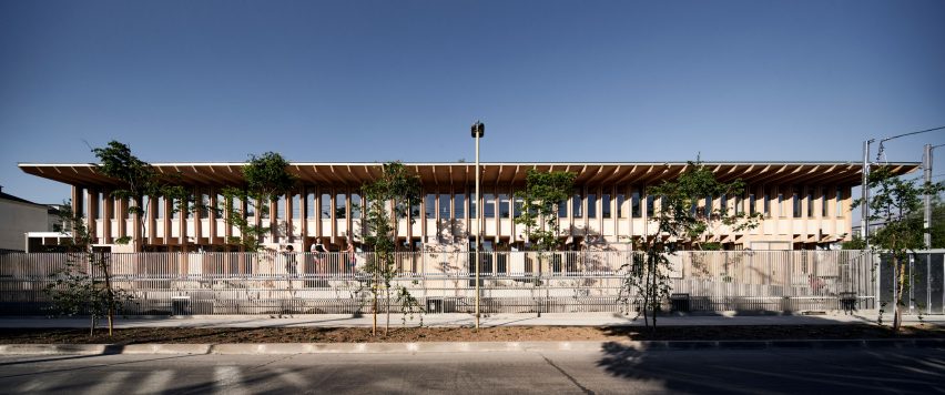 Struktur kayu yang dilaminasi lem membentuk perumahan San Crescente di Santiago | Harga Kusen Aluminium