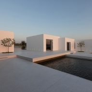 Paros House terdiri dari volume kubik putih