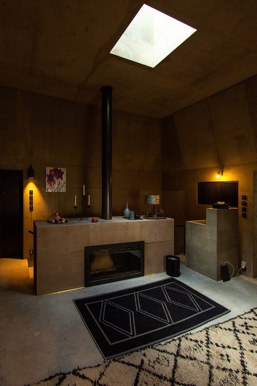 Arsitek Tomoaki Uno mendesain Rumah Takamine-cho dengan piramida batu | Harga Kusen Aluminium