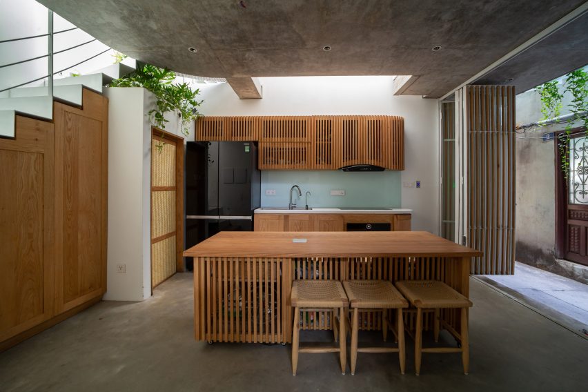 Dapur lantai dasar dan ruang makan di TH House oleh ODDO Architects