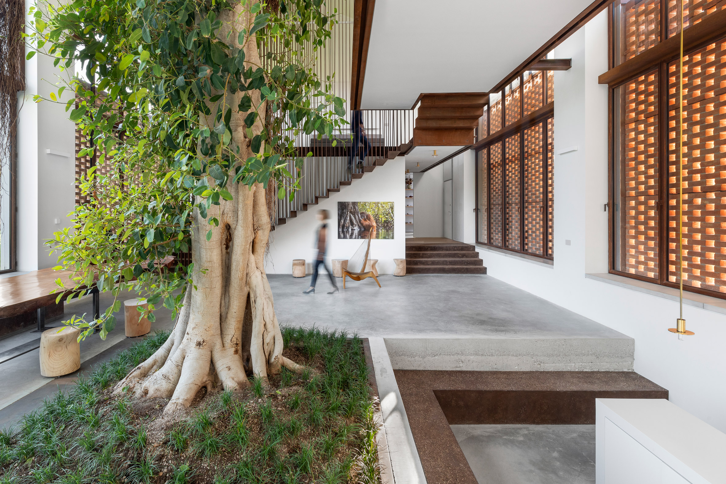 A farmhouse in Italy featuring a tree at its centre