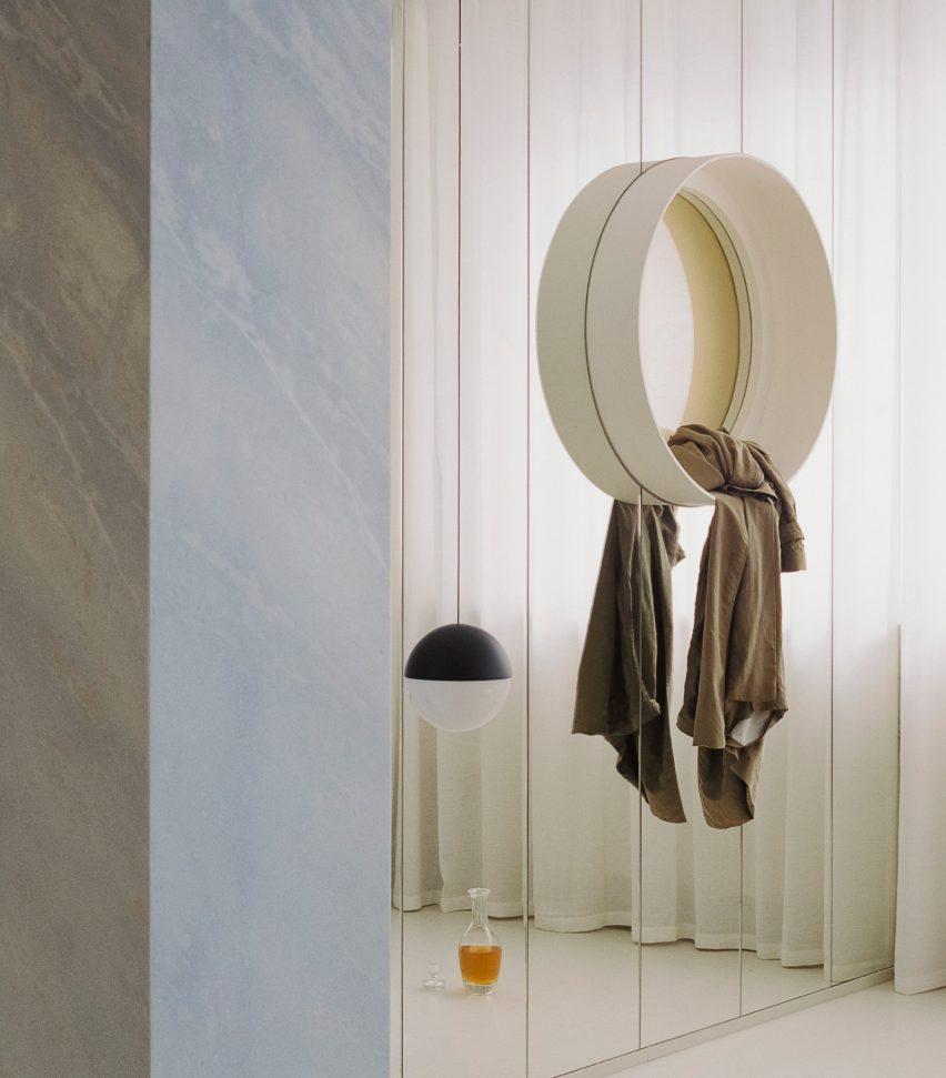 پنجره داخلی دایره ای در بالای پانل های دیوار آینه ای در آپارتمان پاریس طراحی شده توسط Clément Lesnoff-Rocard