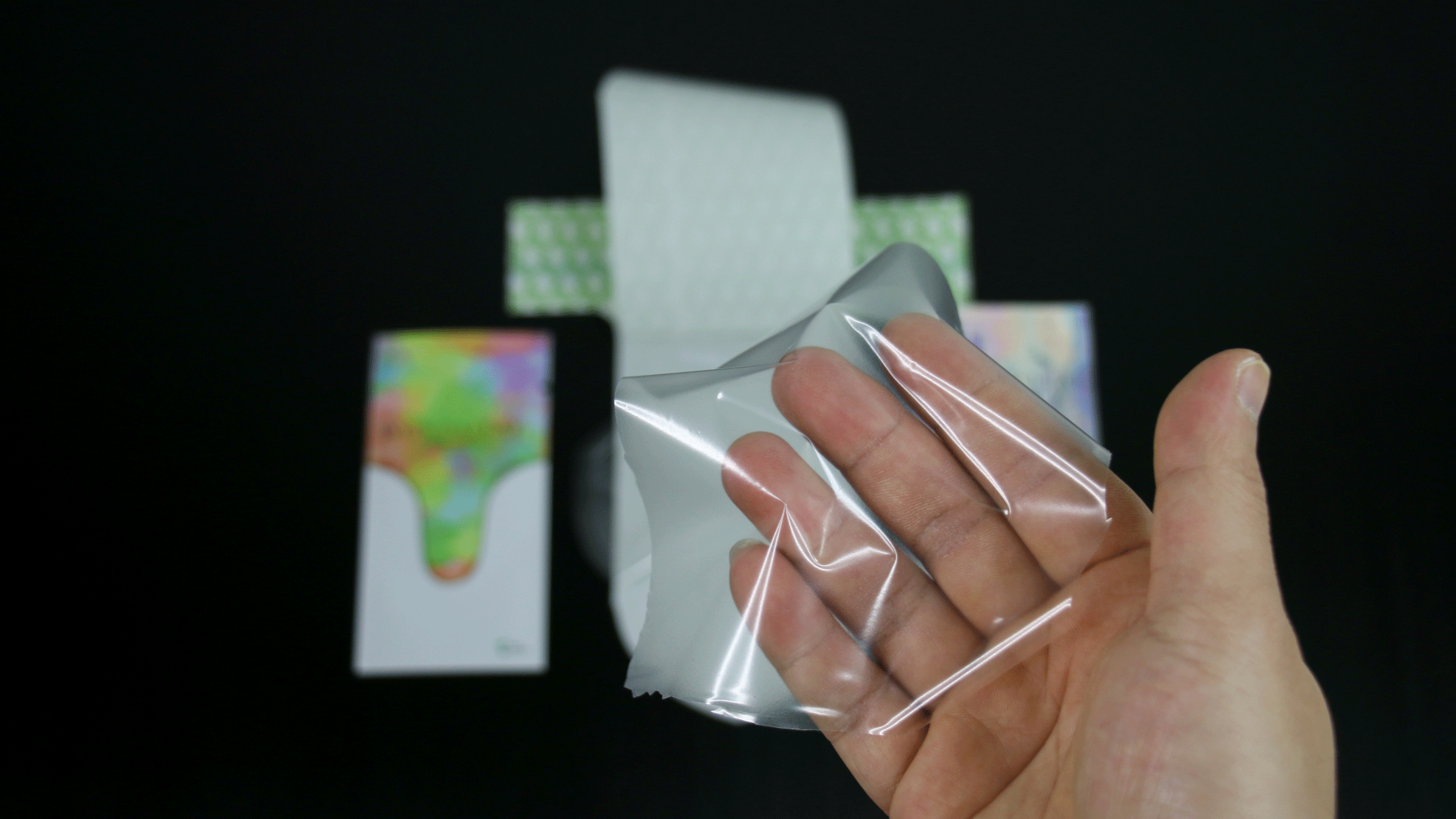 Sebuah tangan di dalam kondom unisex