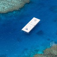 Cancha de tenis flotante en la Gran Barrera de Coral