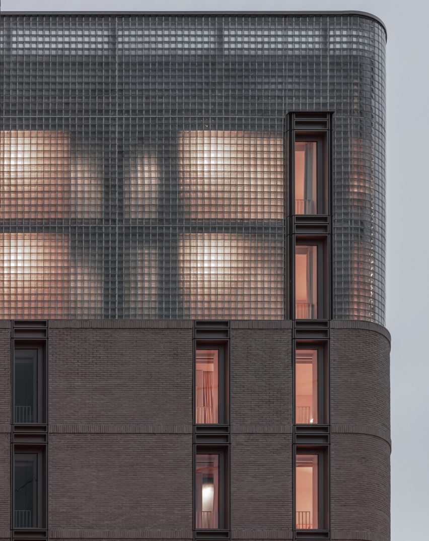 بلوک‌های شیشه‌ای روشن در استودیوی Buckle Street توسط Grzywinski+Pons برای هتل‌های Locke