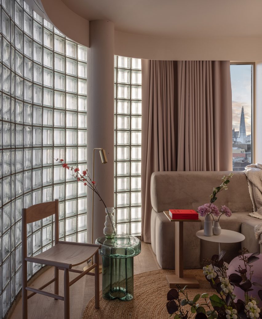 آپارتمان با بلوک های شیشه ای در Buckle Street Studios توسط Grzywinski+Pons برای هتل های لاک