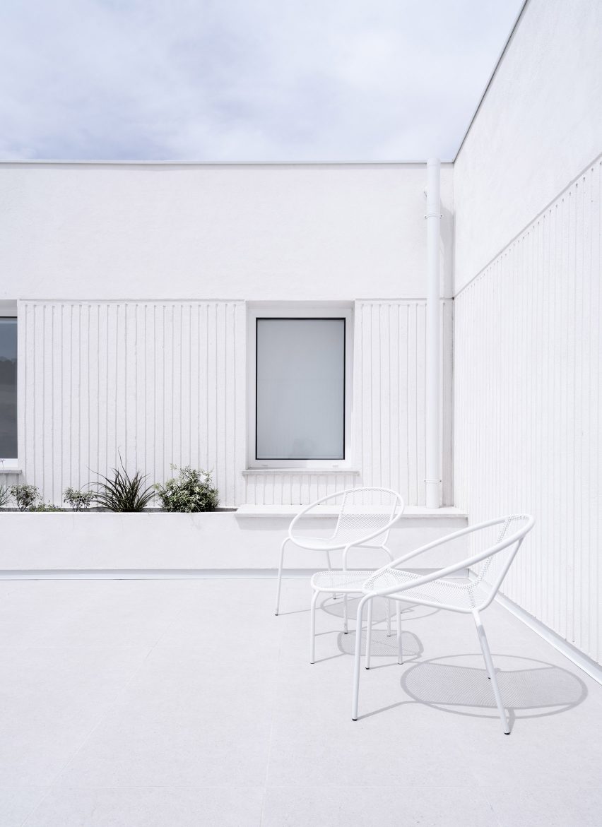 White courtyard of Casa Banlusa