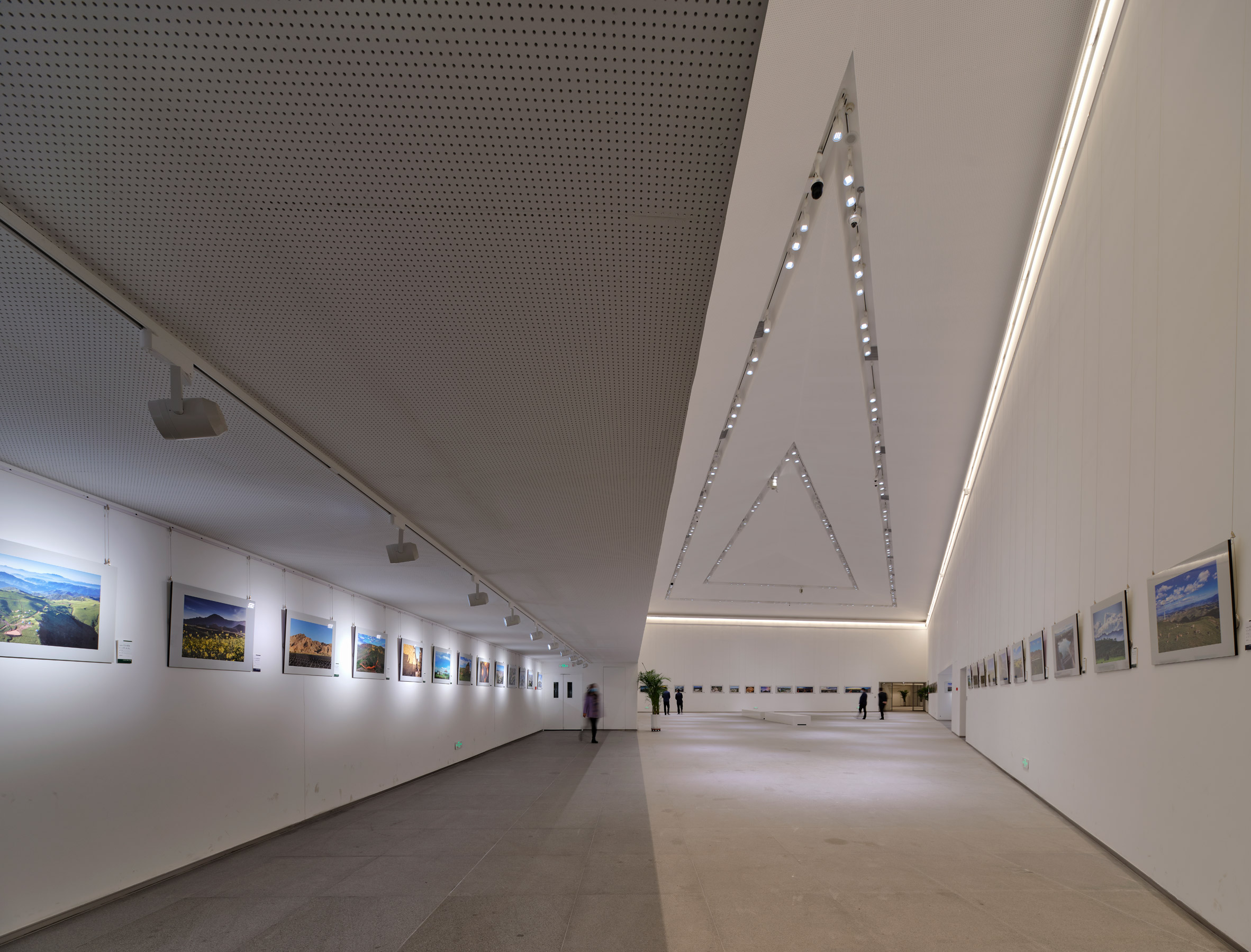  White gallery area