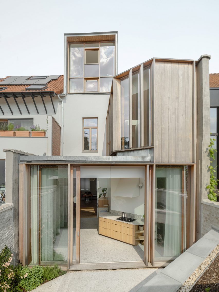Graux & Baeyens Architecten added an extension to the rear of the building 