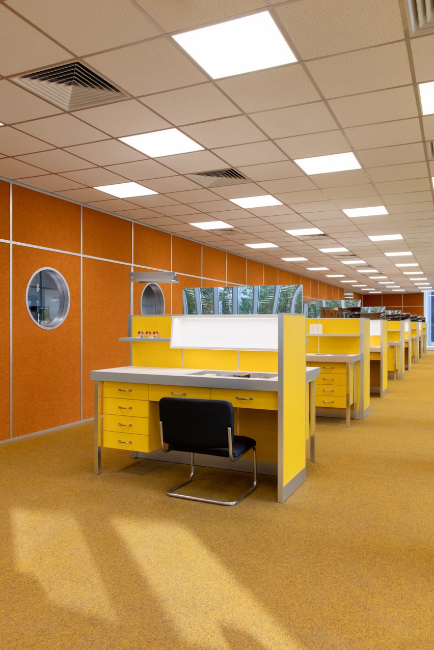 Interior de una tienda amarilla y naranja.