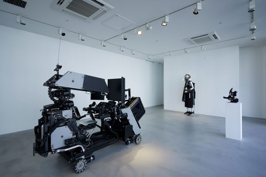 Machine and mannequin wearing headgear by Ikeuchi Hiroto on the gallery floor