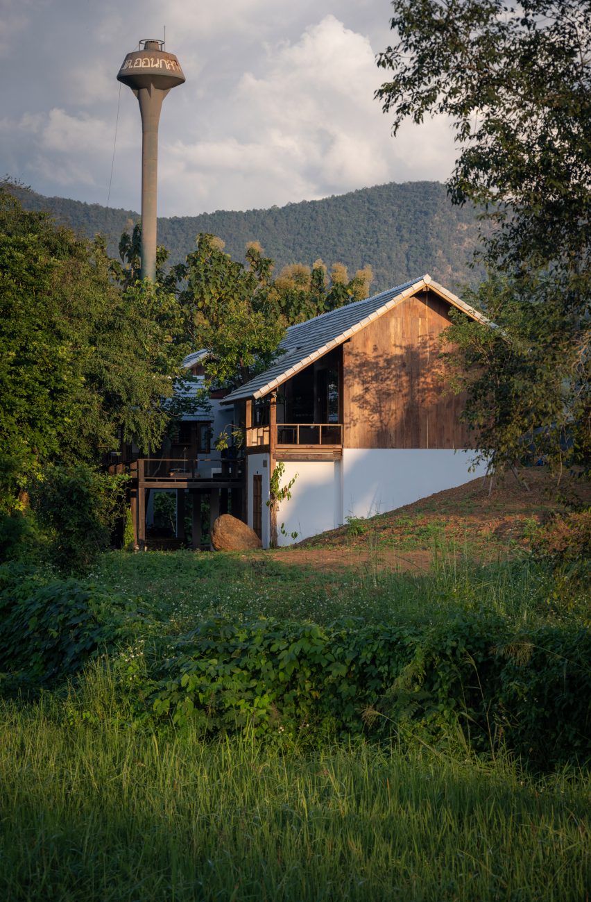 Khiankai Home and Studio was built into a sloped terrain