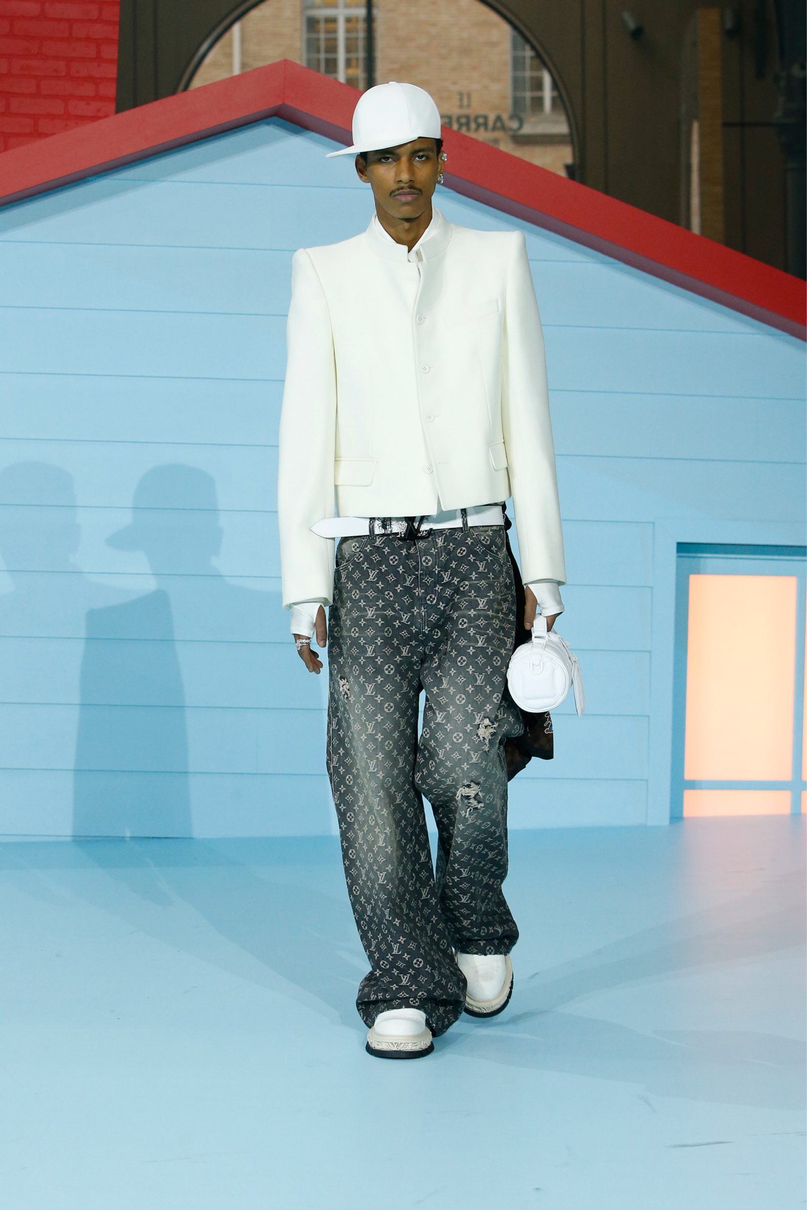 Louis Vuitton on X: #LVMenFW21 Marble abstractions. @virgilabloh 's  upcoming #LouisVuitton presentation takes place at the Tennis Club de Paris  against a modernist set. Watch live on Thursday, January 21st at 2:30