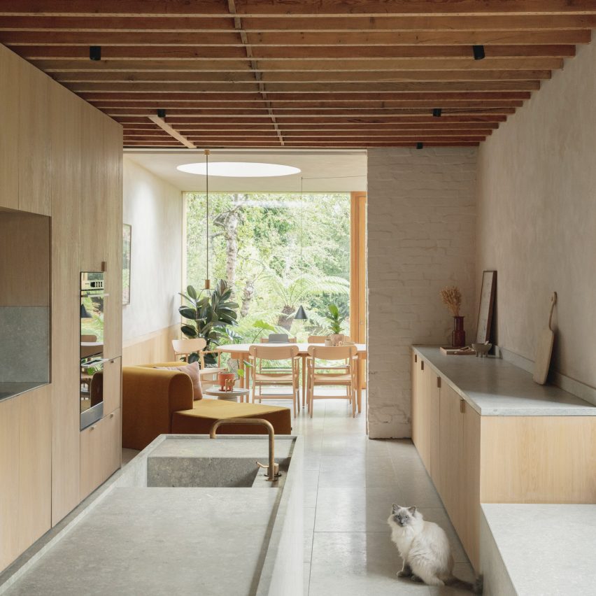 Cocina dentro de Low Energy House diseñada por Architecture for London