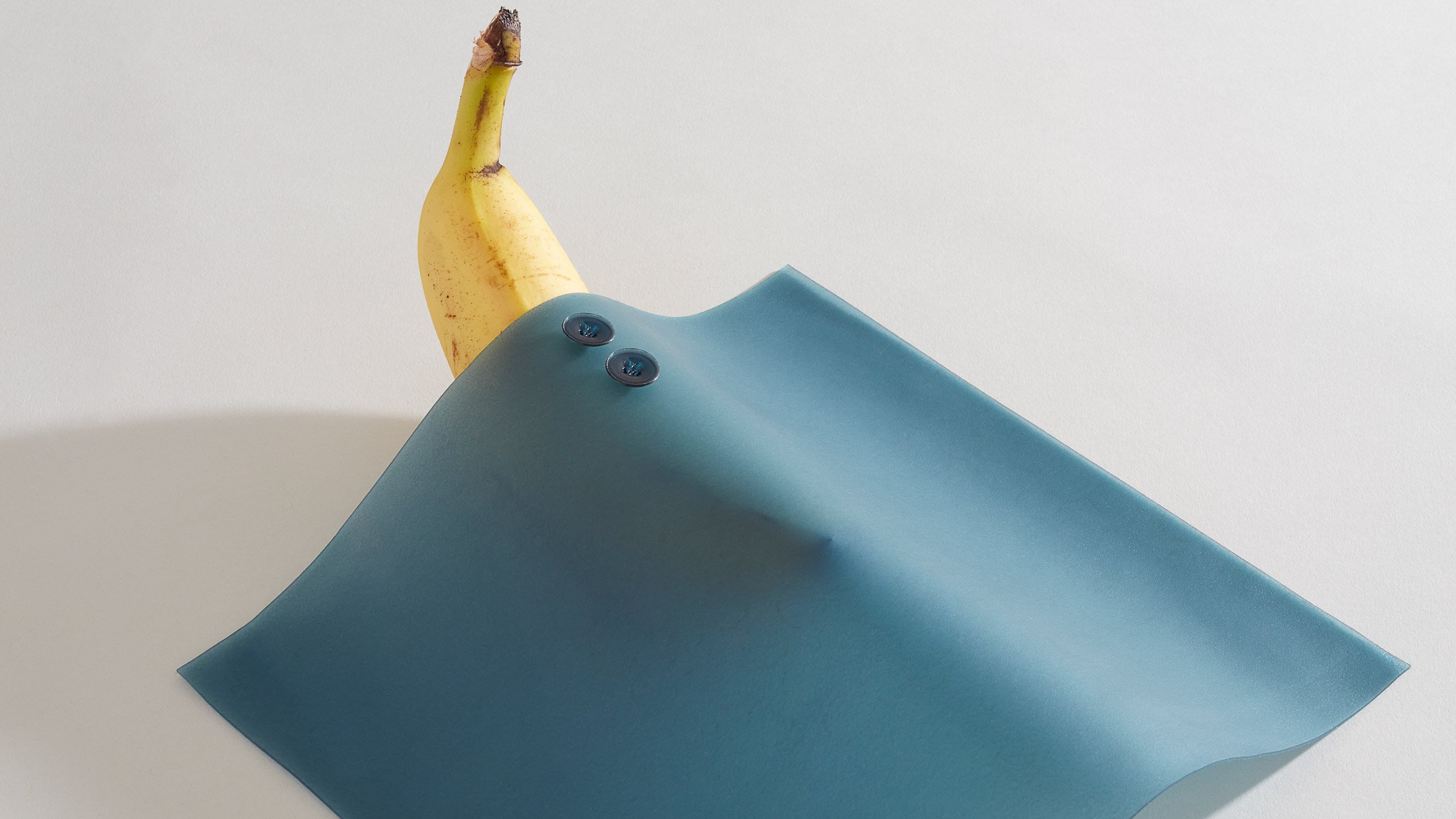 A banana and a blue sheet of Peelsphere