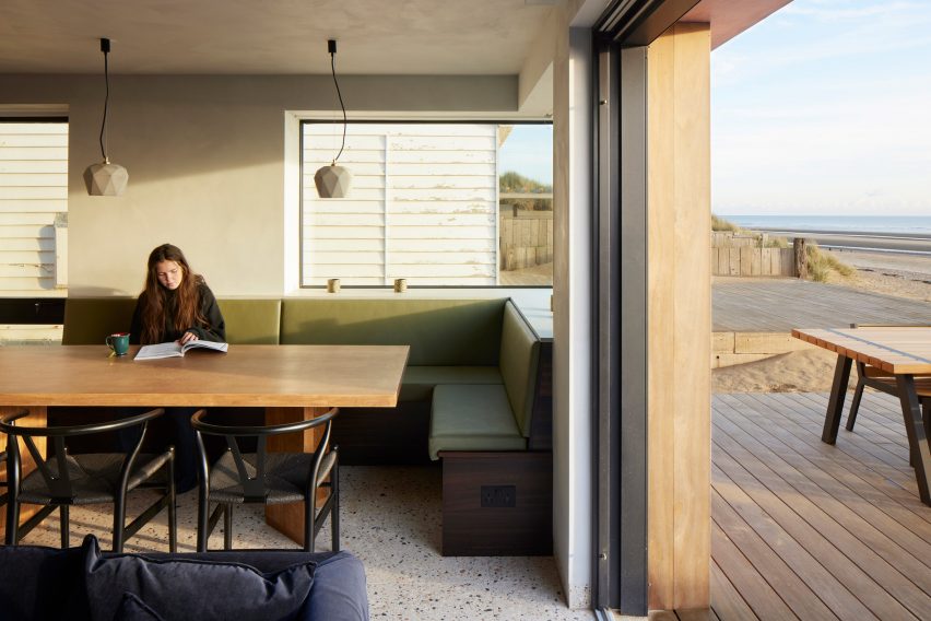Ruang makan Seabreeze oleh RX Architects
