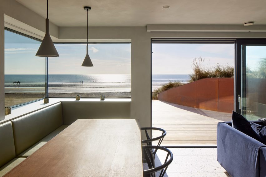 Ruang makan Seabreeze oleh RX Architects