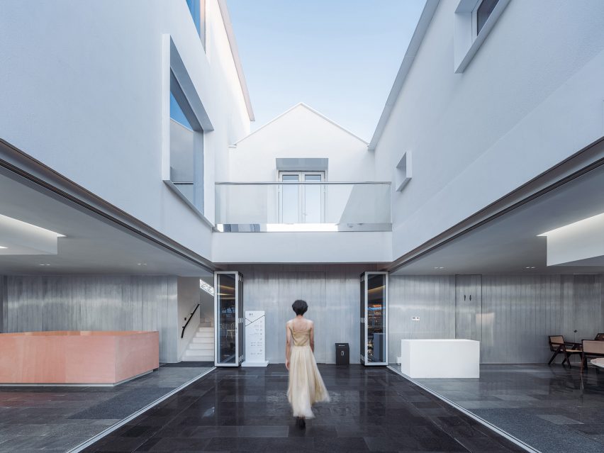 Ground floor courtyard in The White Section Homestay by Wutopia Lab