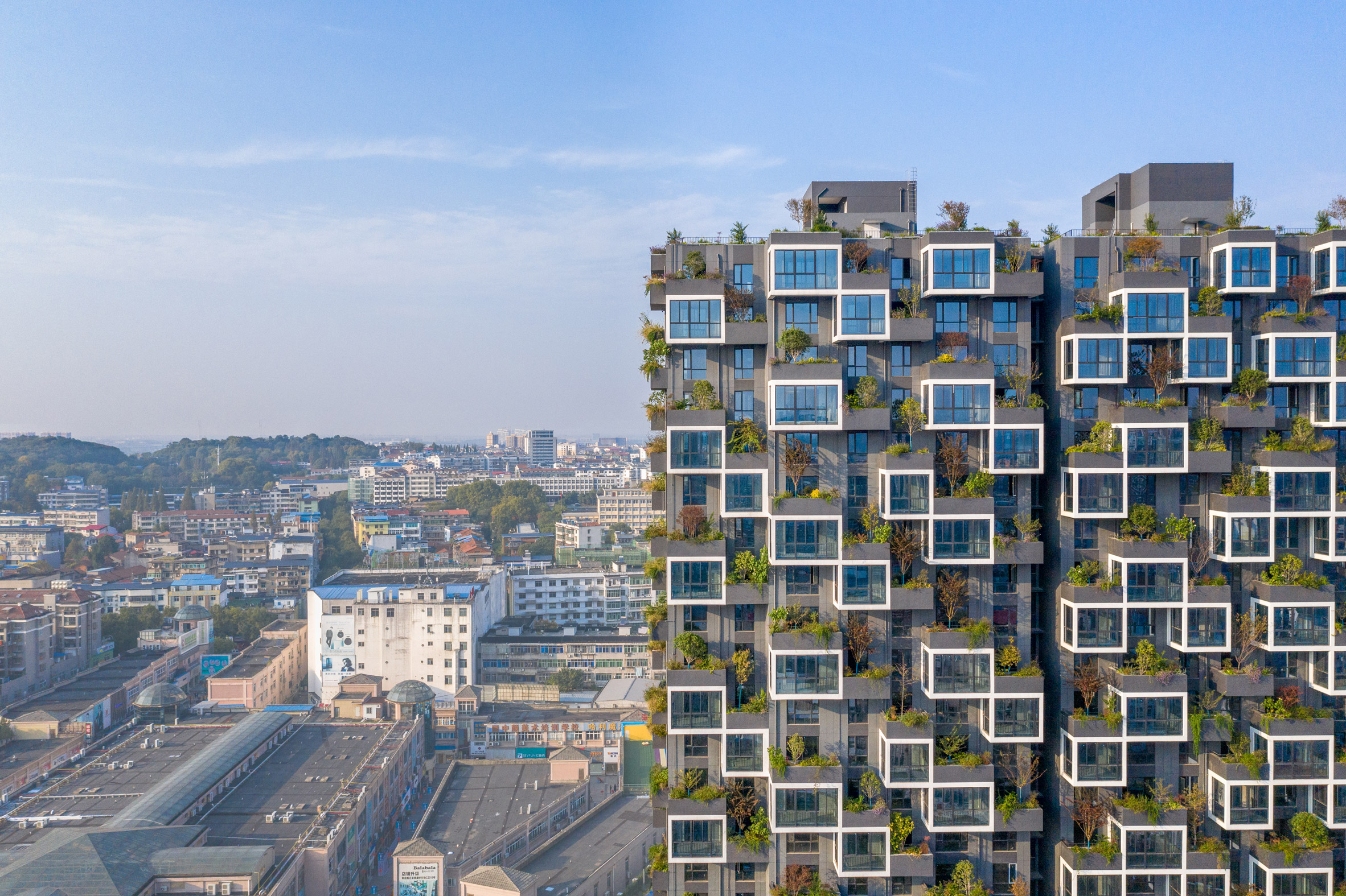 Tree-clad balconies on tower by Stefano Boeri
