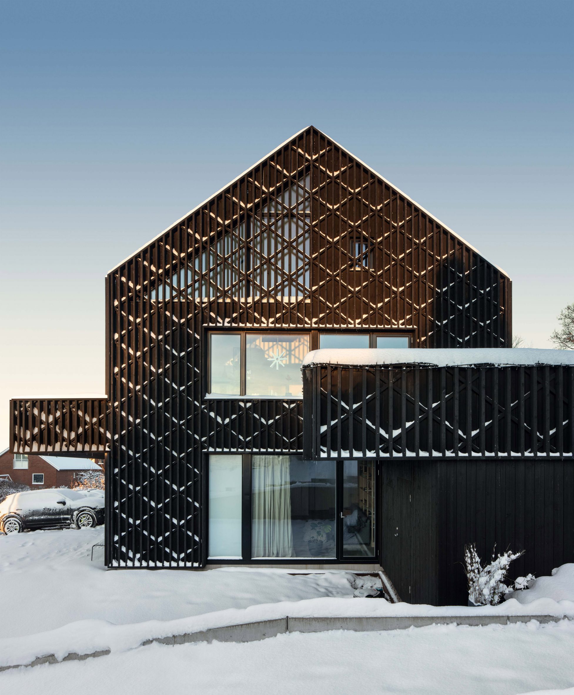 Snow on facade of Villa Timmerman by Andreas Lyckefors and Josefine Wikholm