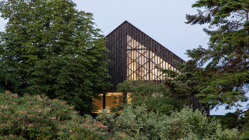 View through trees of Villa Timmerman by Andreas Lyckefors and Josefine Wikholm