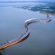 Vista aérea del puente sobre el lago Yuandang