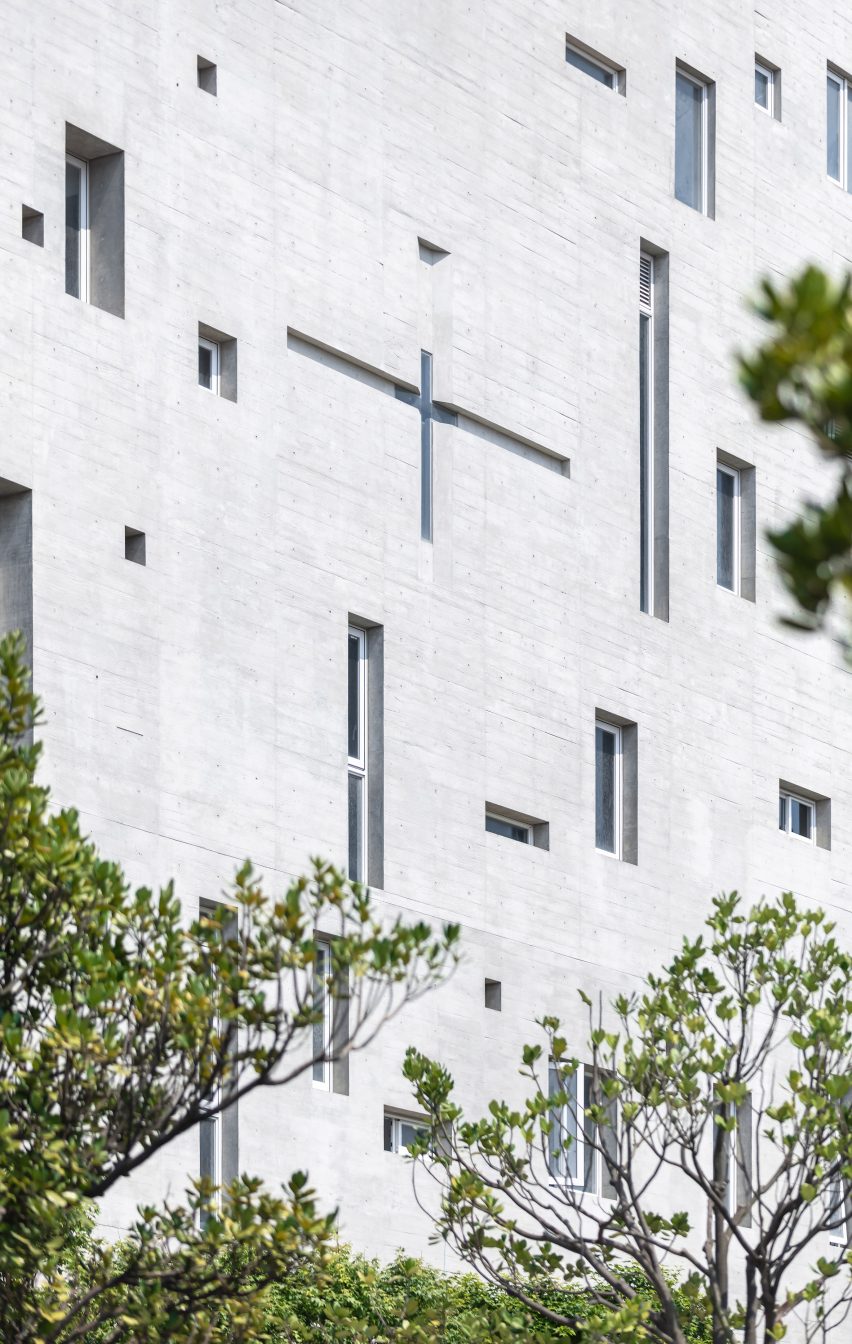 Detail image of the facade and windows at Tamkang Church