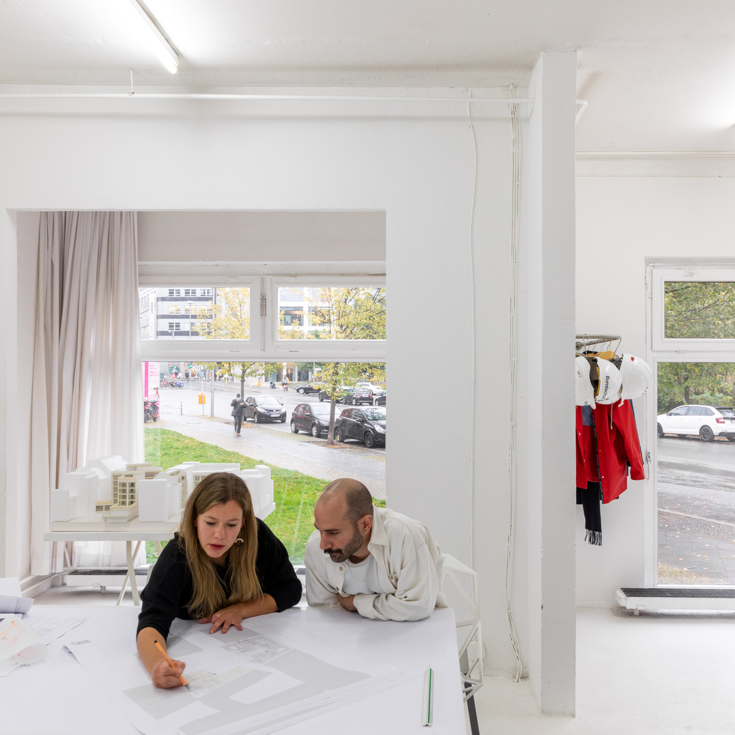 White-walled studio of Bundschuh Architekten