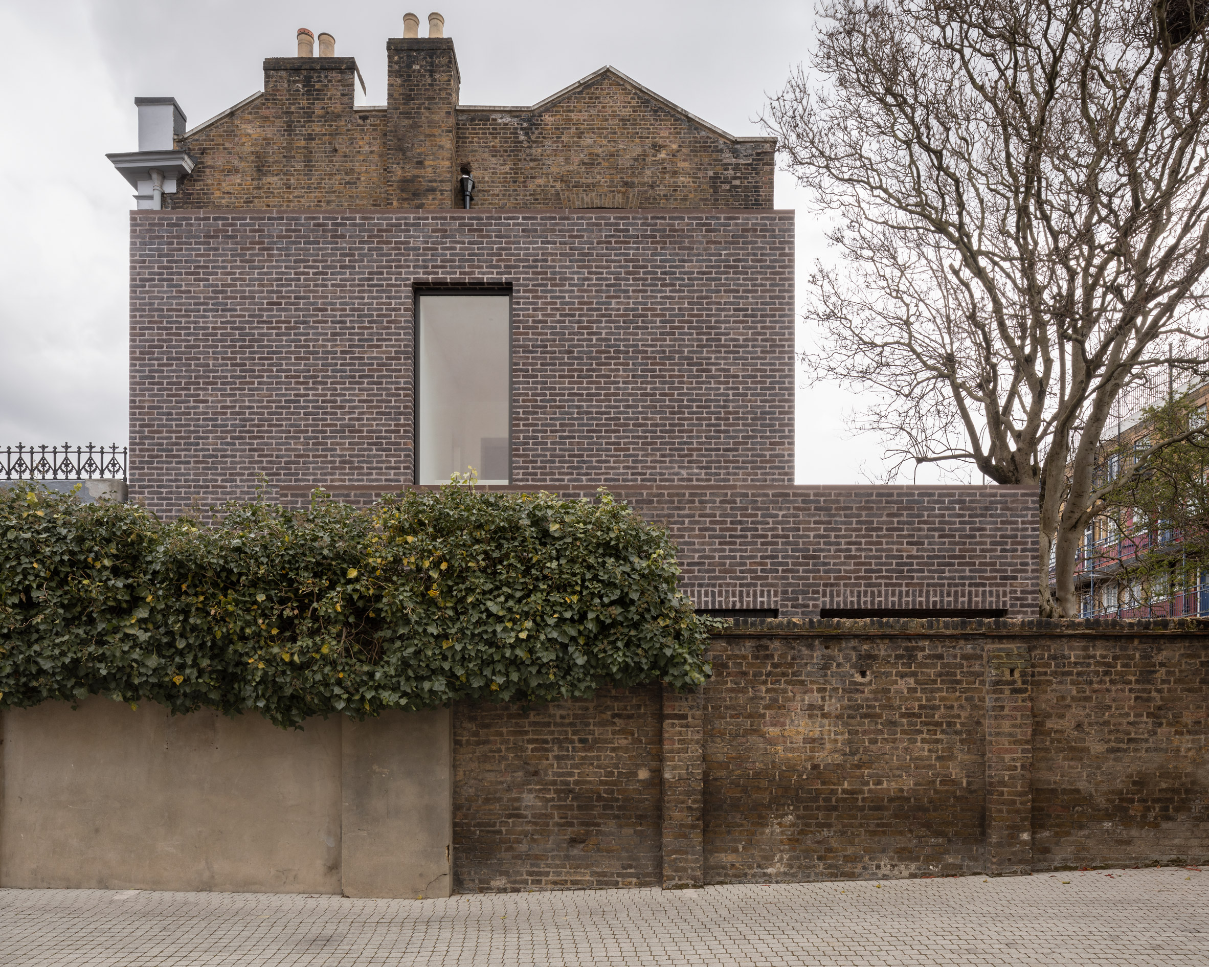 Grey-brown brick extension by Erbar Mattes