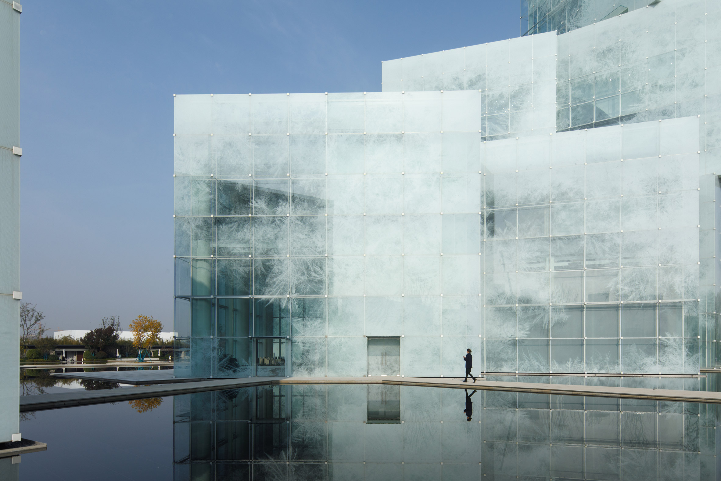 Glass facade of Ice Cubes by Mathieu Forest Architecte