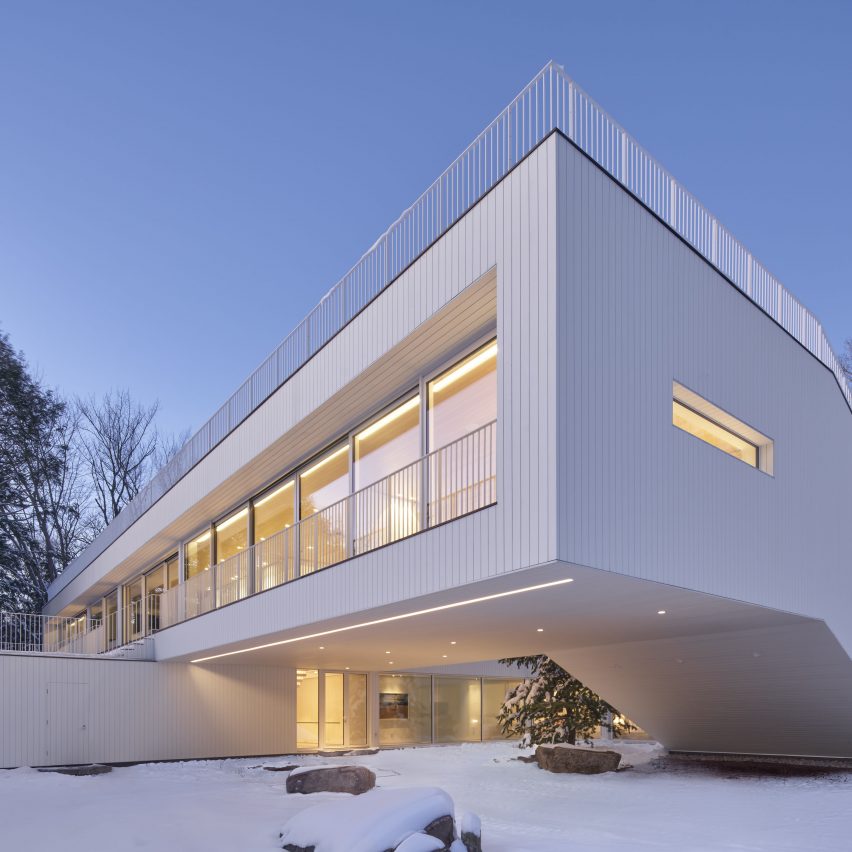Saunders Architecture designs "ribbon-like" Lily Pad house in Ontario | Harga Kusen Aluminium