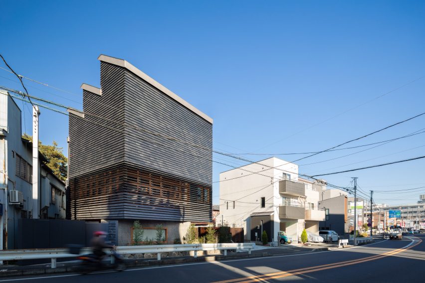 Black-tiled house and gallery in Chiba
