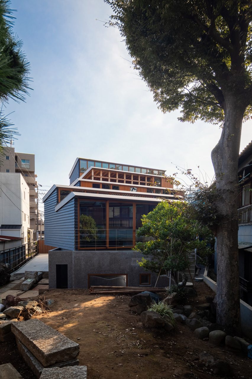 Tiled exterior of Nishiji Project house by Kompas
