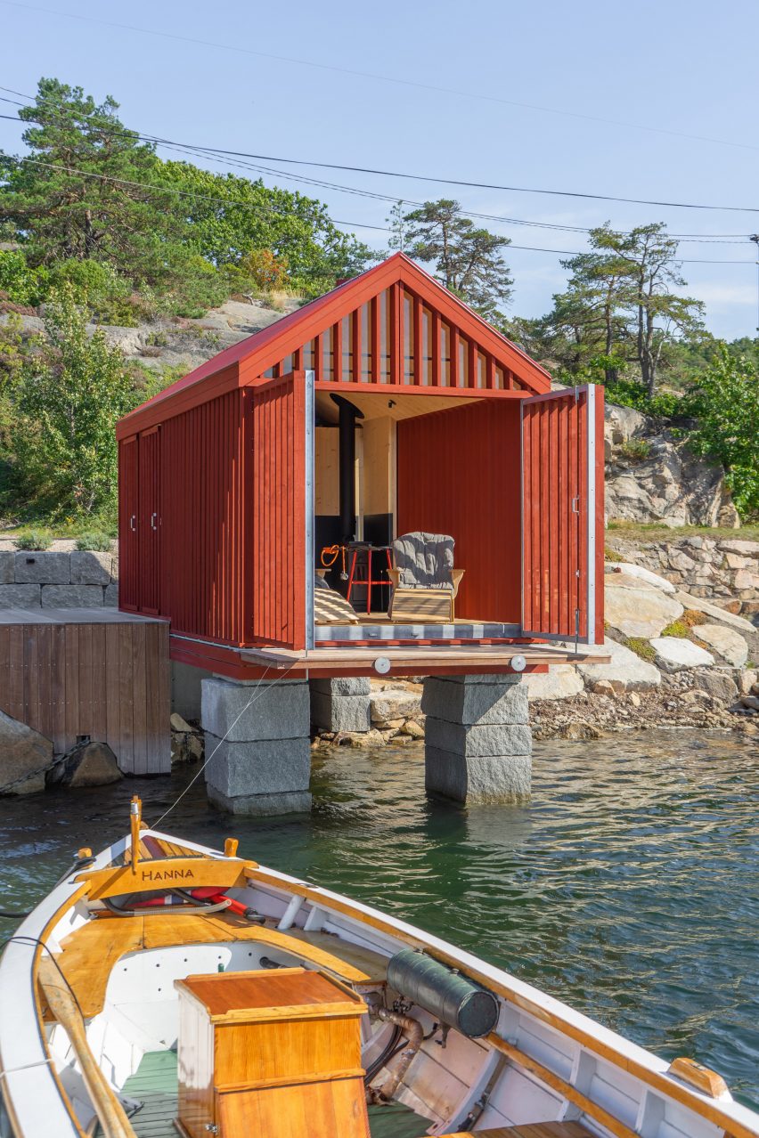 Red seadfront cabin by Handegård Arkitektur