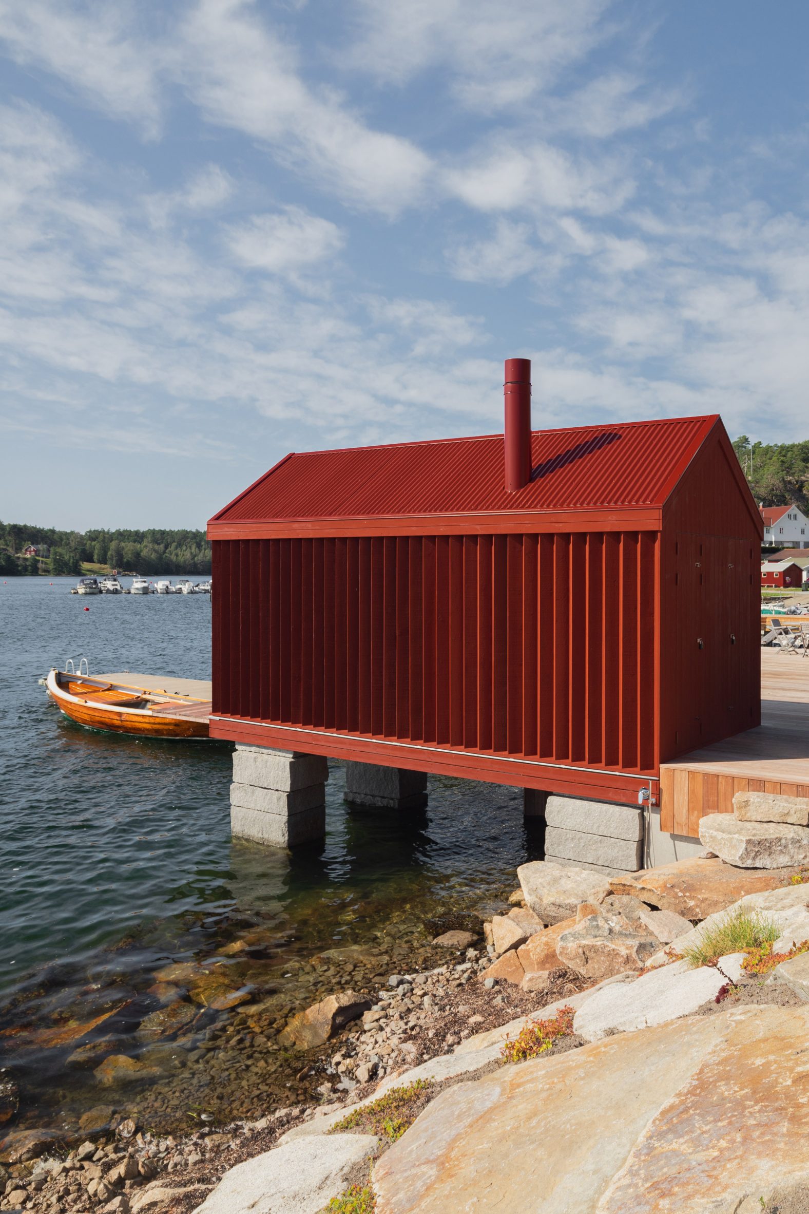 Handegård Arkitektur designs red on Norwegian seafront