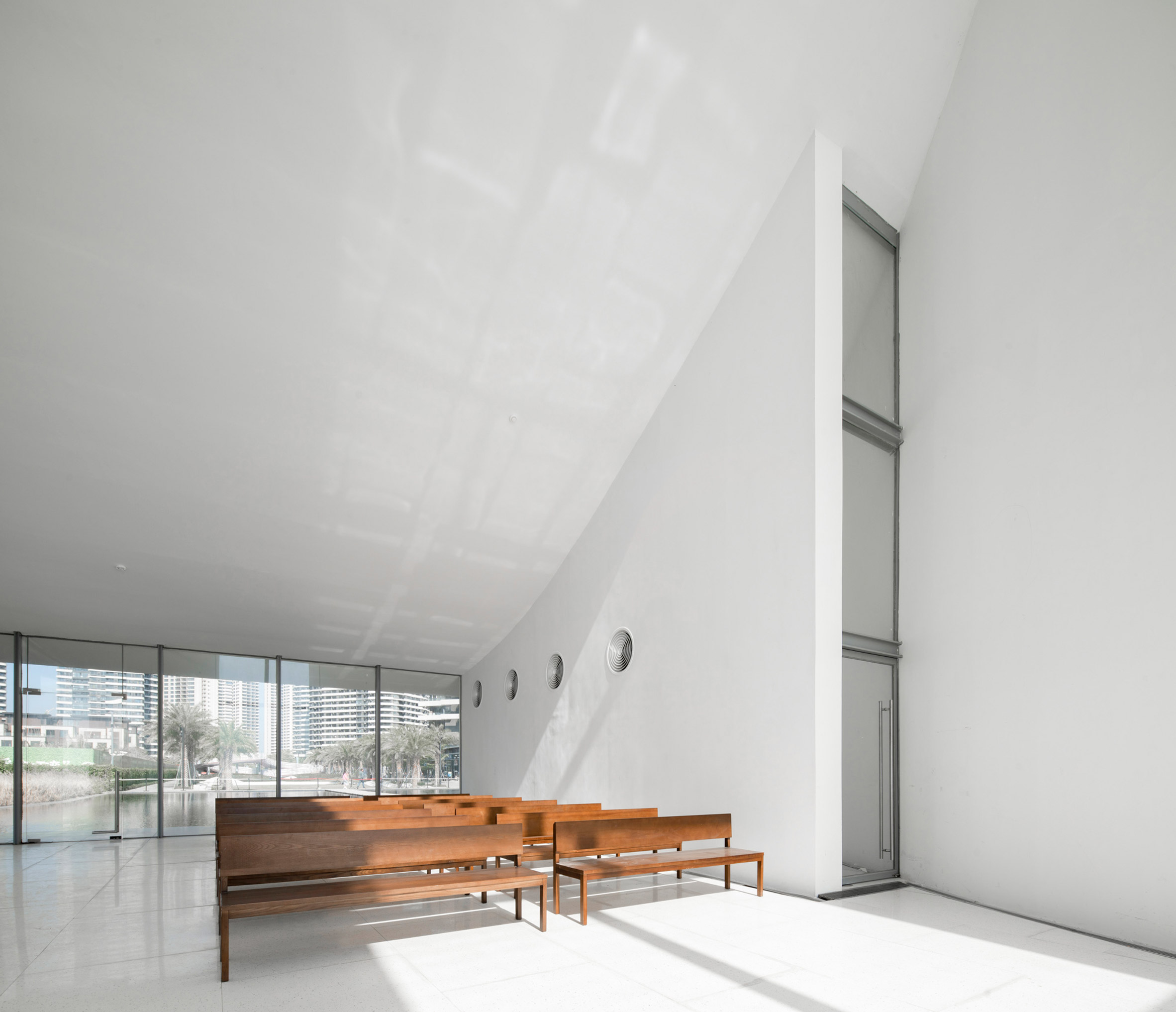 The Seaside Chapel of Jinting Bay has white interiors