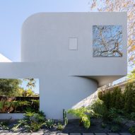 Curved plaster walls feature in bright Los Angeles home by Pentagon