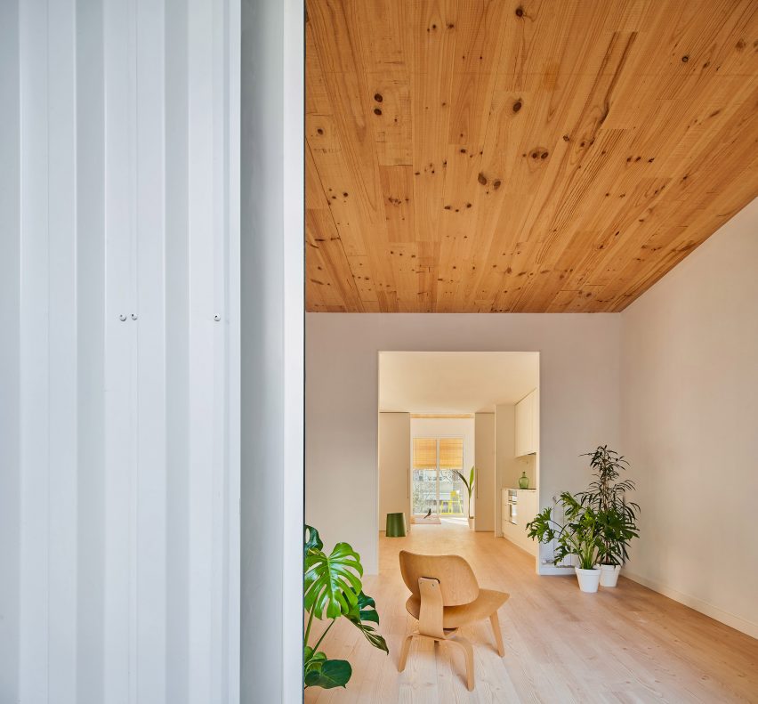 Sala de estar com forro de madeira