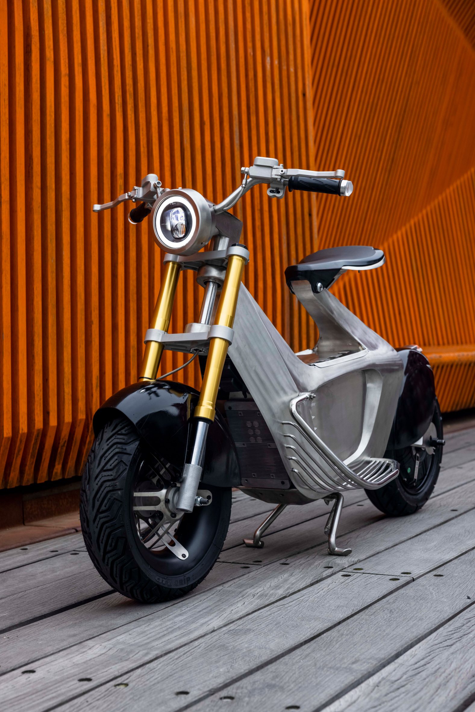 Front view of SUS1 scooter