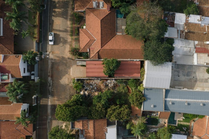 Equipo de Arquitectura Intermediate House Narrow Vaulted Paraguay aerial view