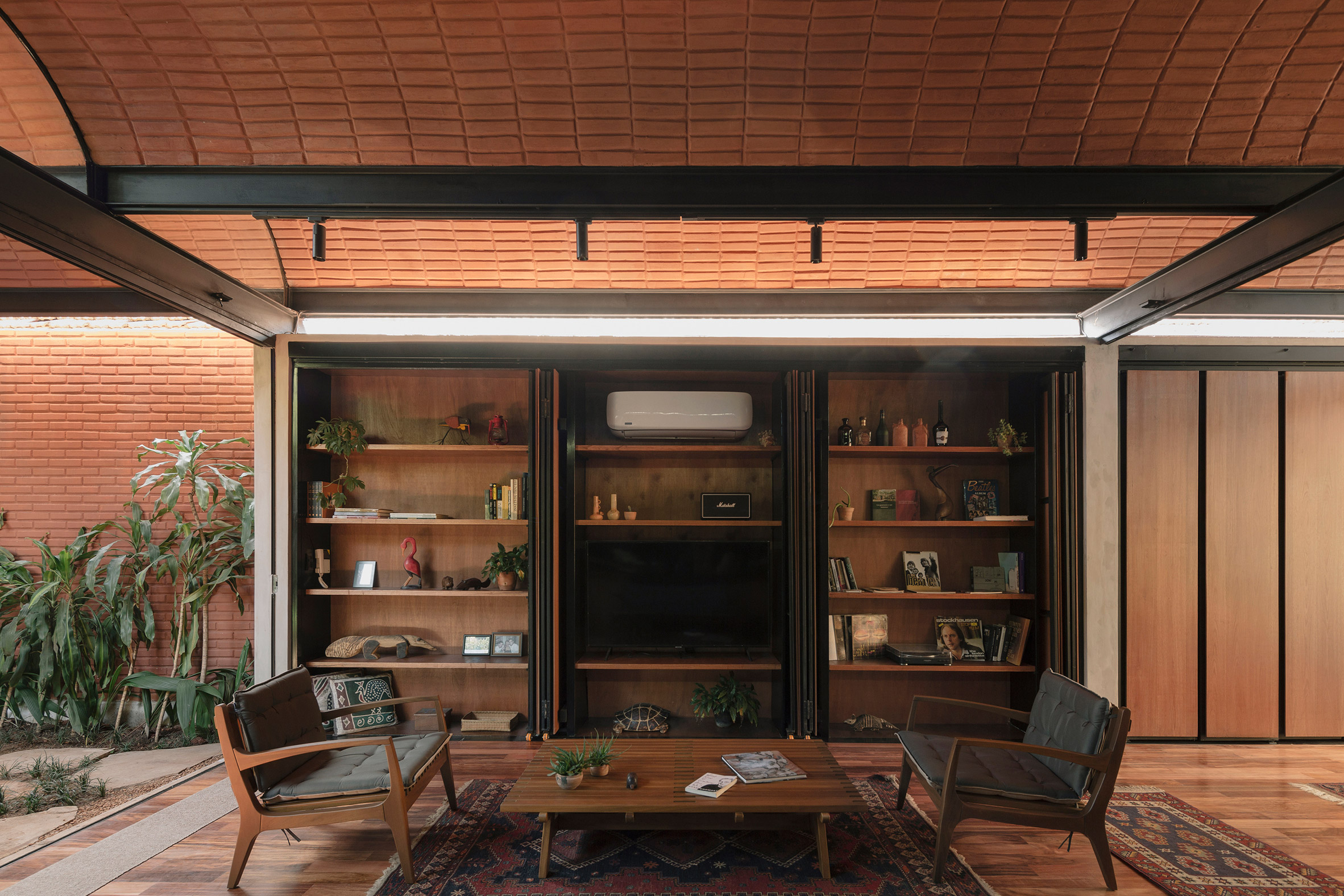Equipo de Arquitectura Intermediate House Narrow Vaulted Paraguay living room slats
