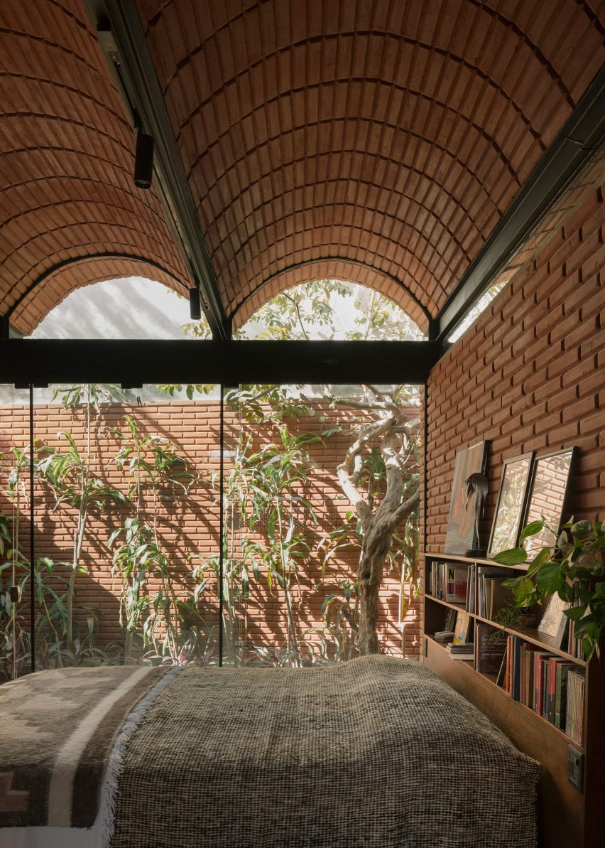 Equipo de Arquitectura Intermediate House Narrow Vaulted Paraguaybedroom